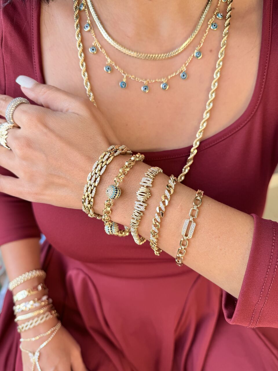 Takıda Parlaklığın ve Dayanıklılığın Sırrı: Paslanmaz Çelik ve Pirinç