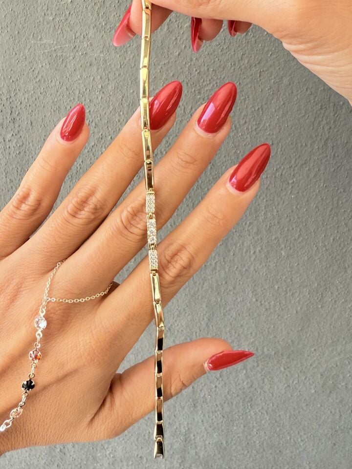 Sıra Taşlı Vip Bileklik Zirkon Gold