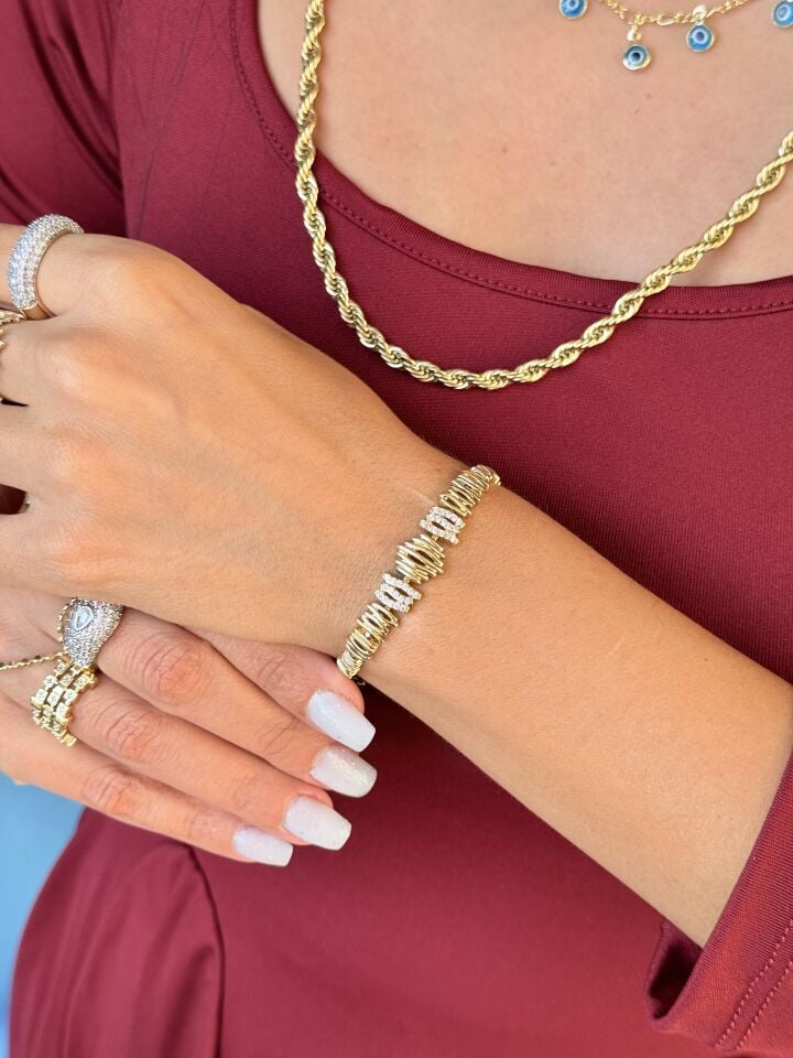 Dalgalı Zirkon Taşlı Vip Bileklik Gold